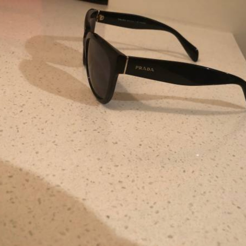 PRADA sunglasses - Picture 1 of 5